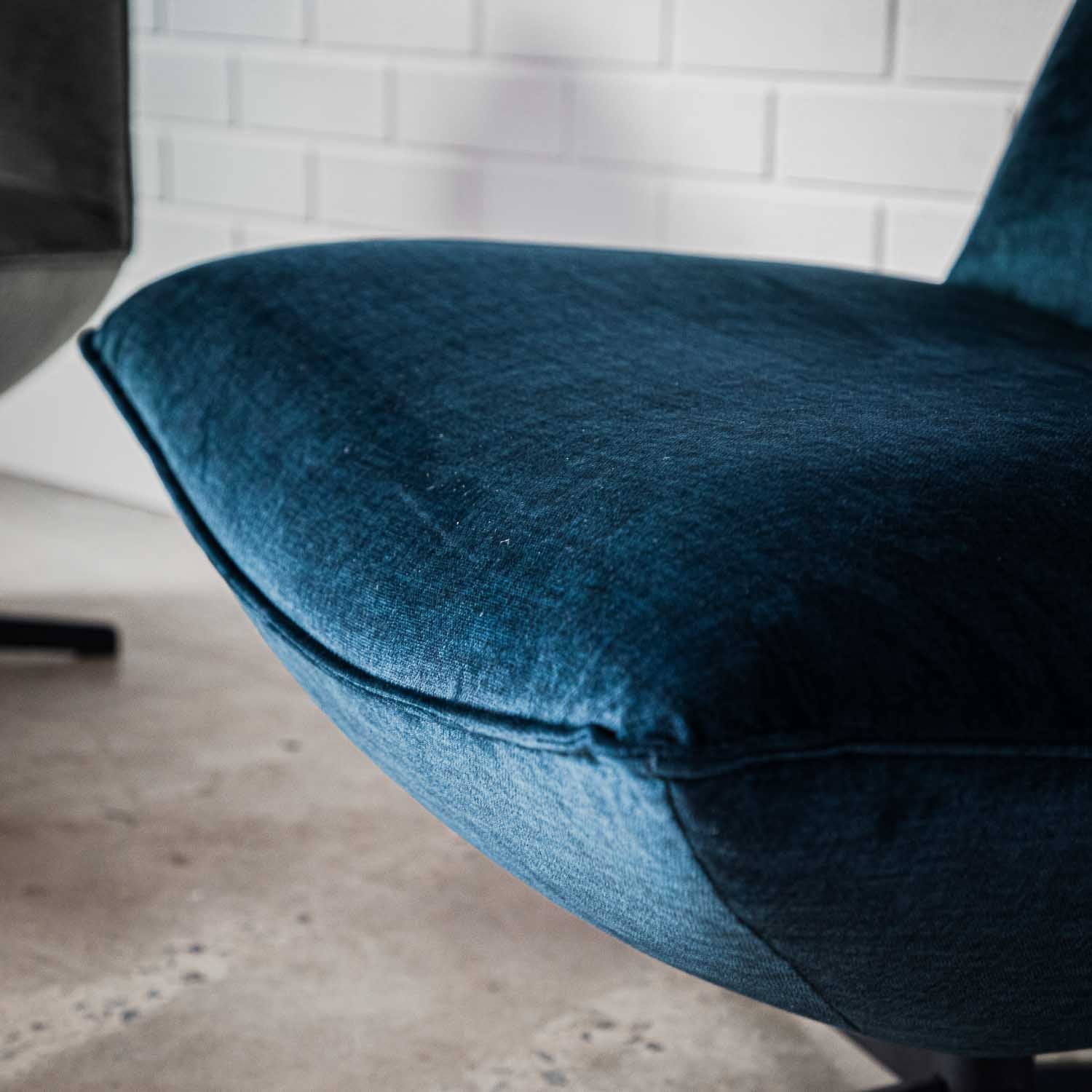 Global Vogue Velvet Swivel Chair